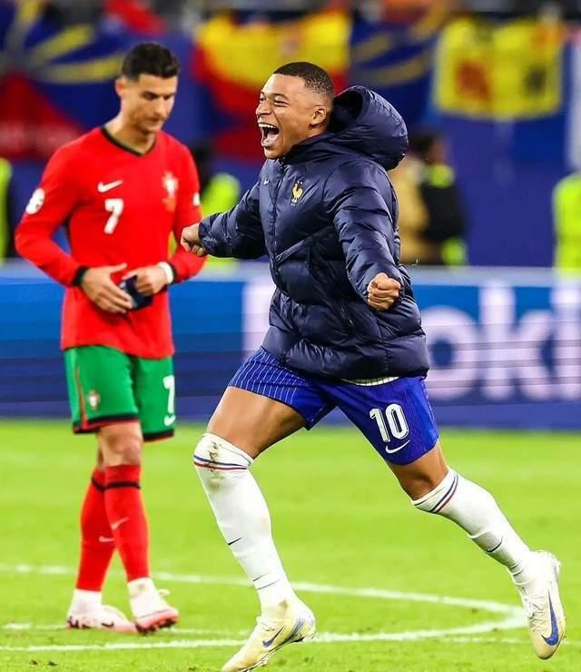 姆巴佩在TES比赛中锐不可当，出色防守引发热议！引发球迷热议的简单介绍