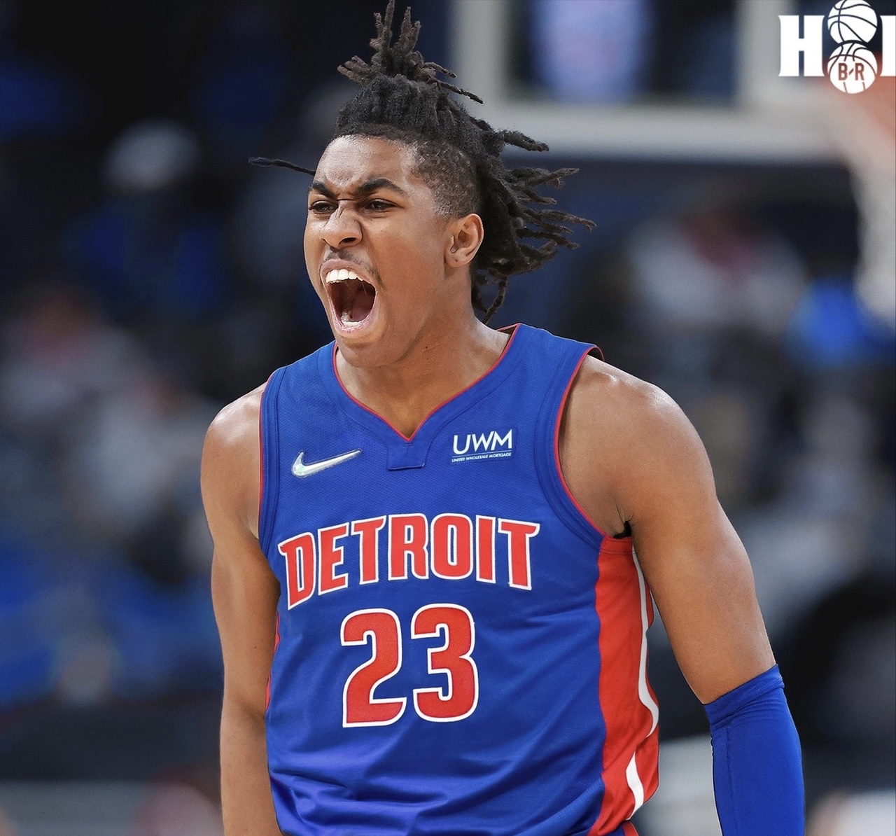  FPX观众热烈欢呼！，Uzi迎来十五赛季出色发挥上演精彩一战