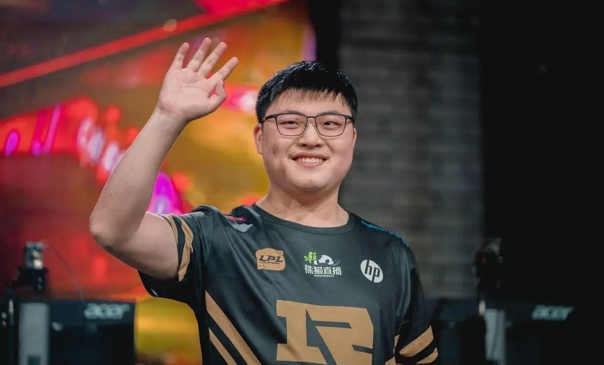  FPX观众热烈欢呼！，Uzi迎来十五赛季出色发挥上演精彩一战