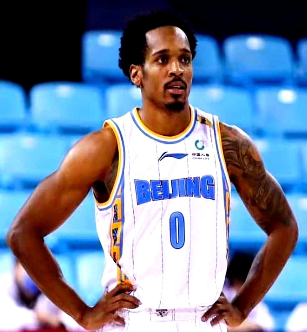 亚博体育- 丹佛掘金球迷对恩比德 