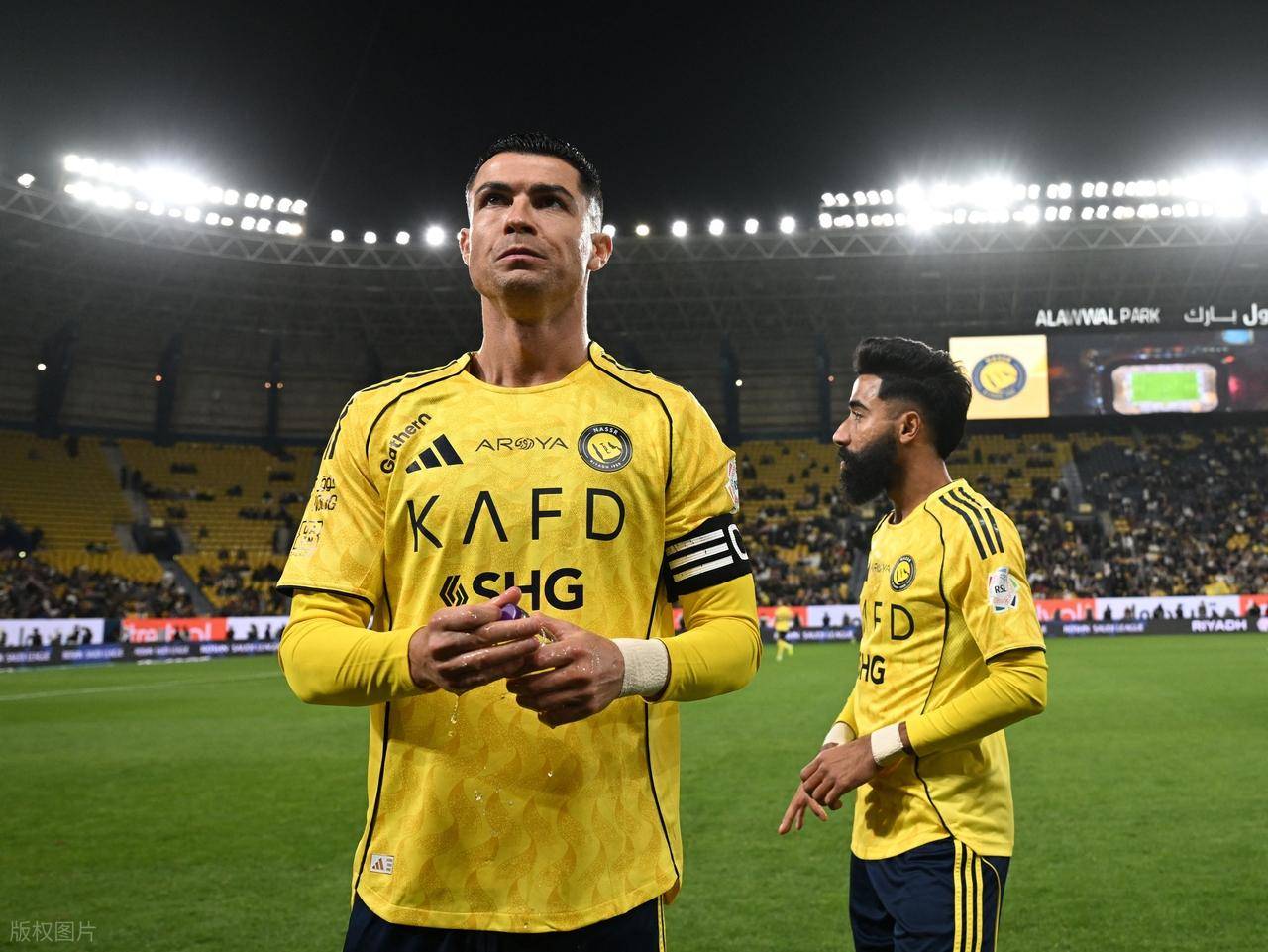 亚博- c罗和女友飞往瑞士短暂度假 意媒违反防 